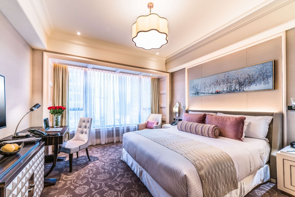 DELUXE, KING BED