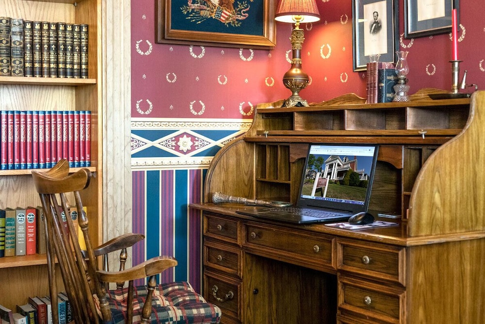South Broadway Manor Bed and Breakfast 10/72
