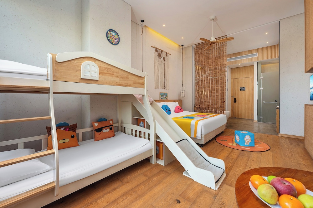 Senior, Suite, King Bed, Bunk Bed
