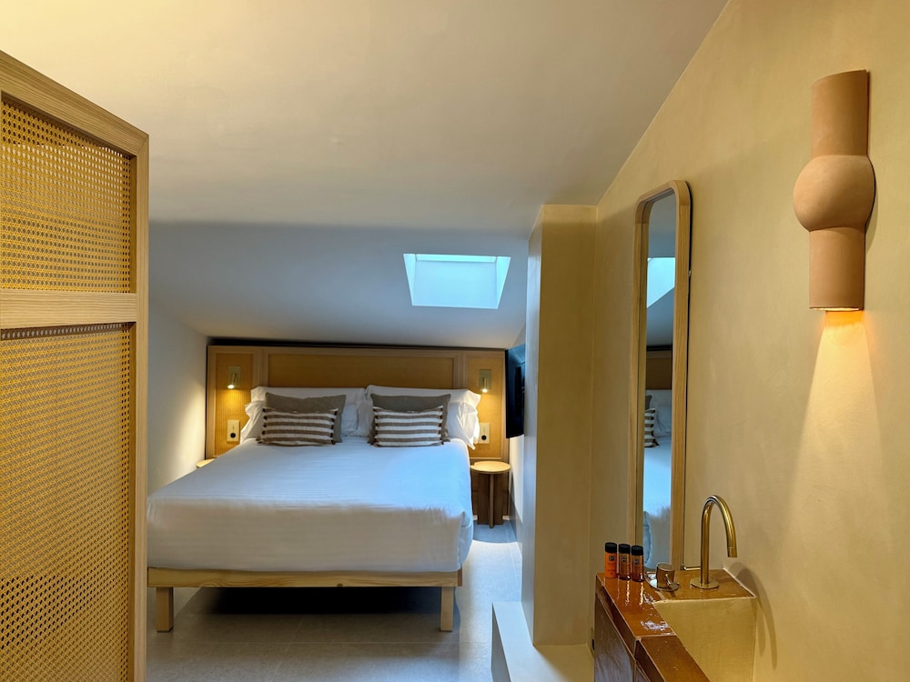 RENOVATED, STANDARD, DOUBLE BED, ATTIC