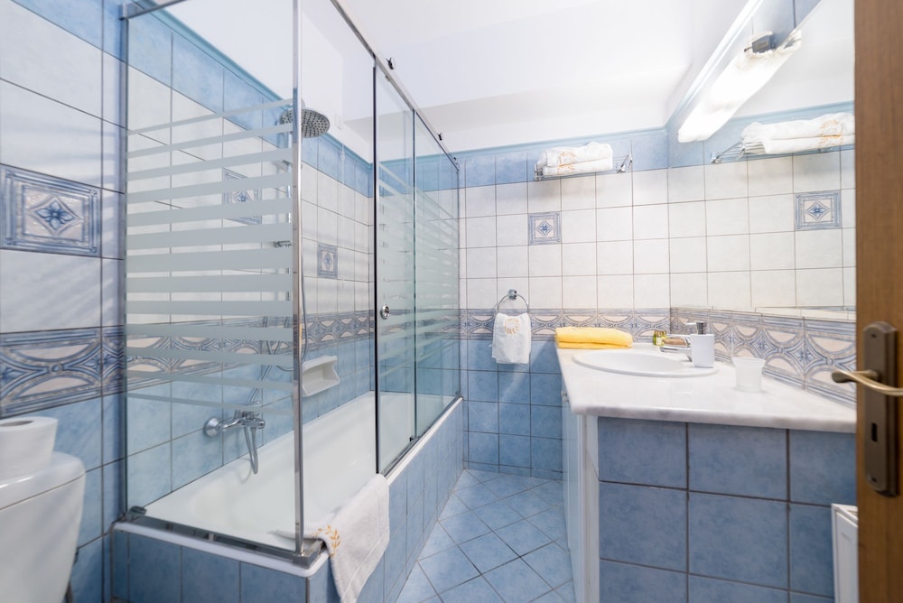 Andreolas Luxury Suites 70/72