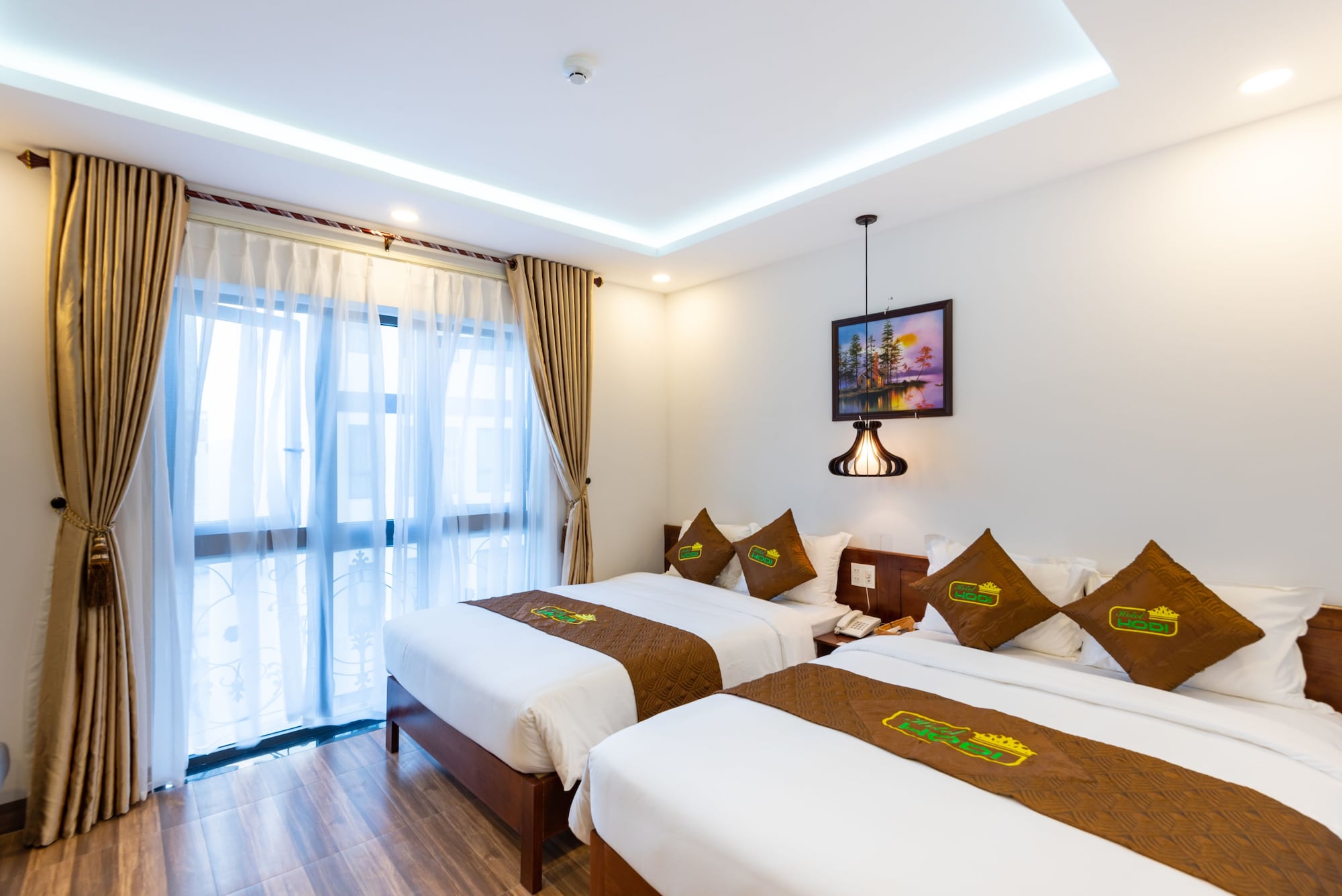 DELUXE, TWIN BEDS