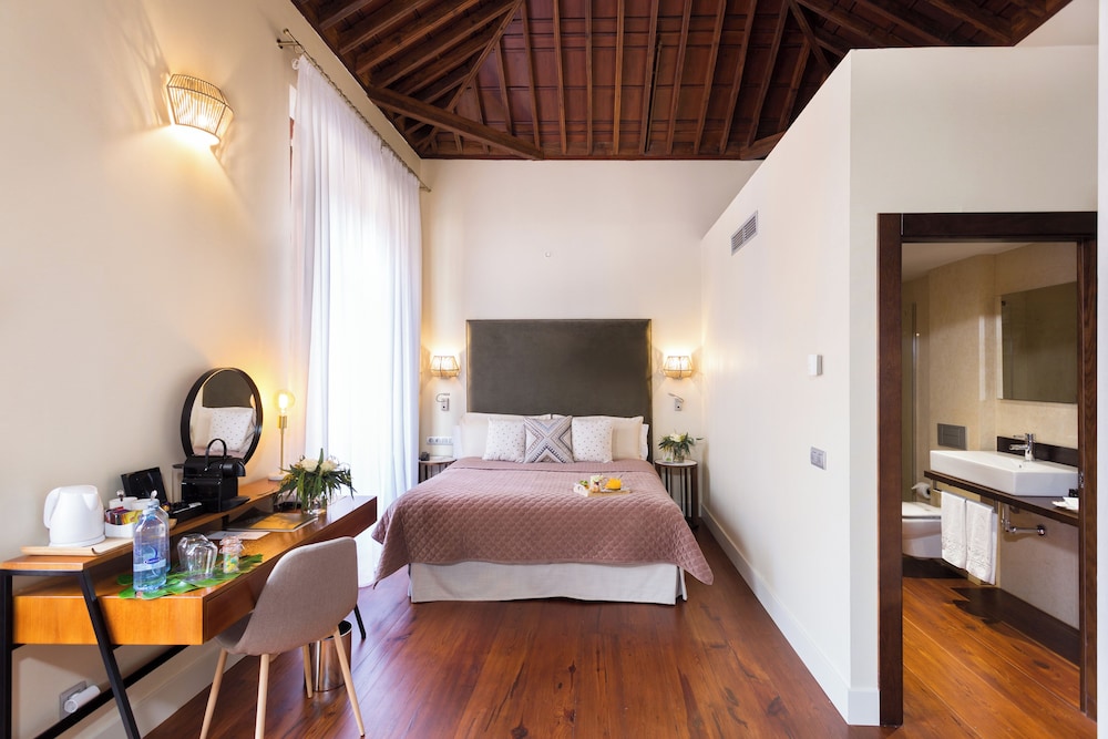 Noble, Twin Beds، LA LAGUNA GRAN HOTEL 3/4
