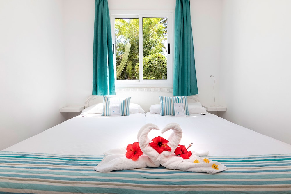 ARENA BEACH HOTEL 38/65
