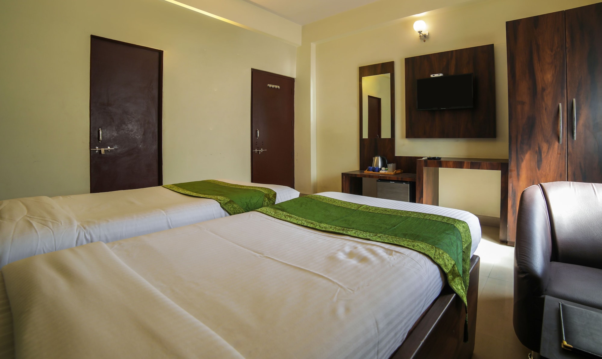 غرفة قياسية بسريرين منفصلين، Treebo Ivory House 5/7