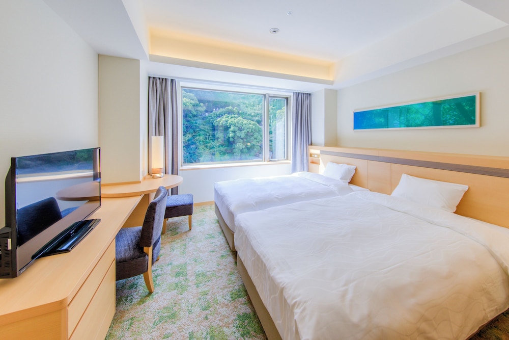 COURTYARD, TWIN BEDS