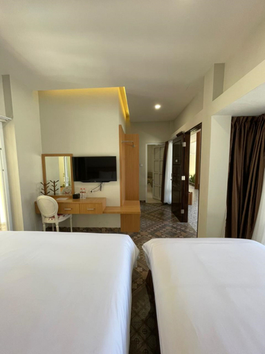 Lims Hotel 7/11