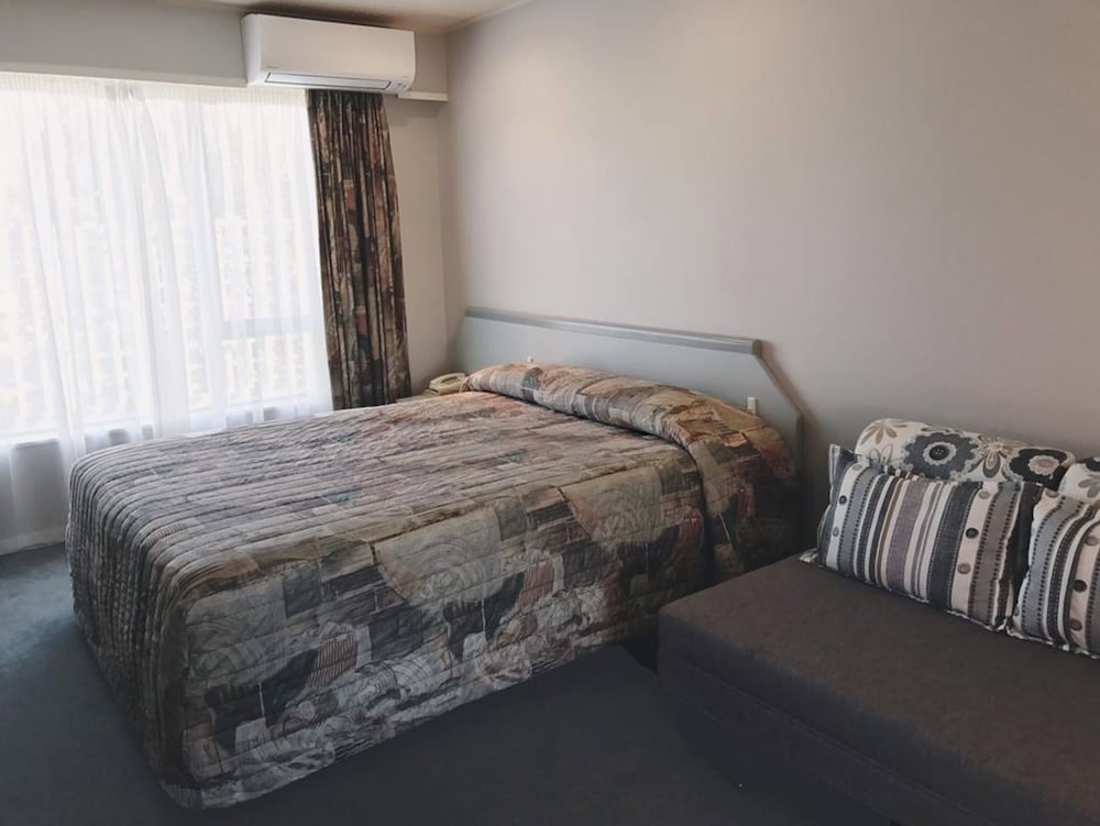 The Village Inn Hotel 9/38
