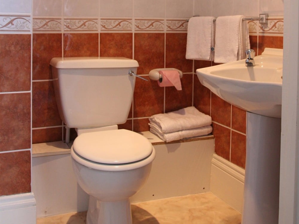 Denewood Hotel - Guest Accomodation 32/48