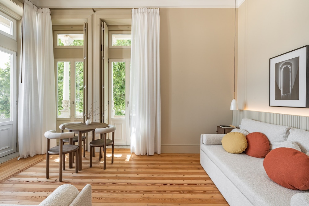 Signature, Suite, King Bed, Statue View