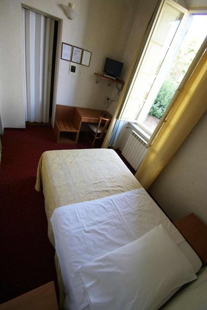 ROOM, SINGLE