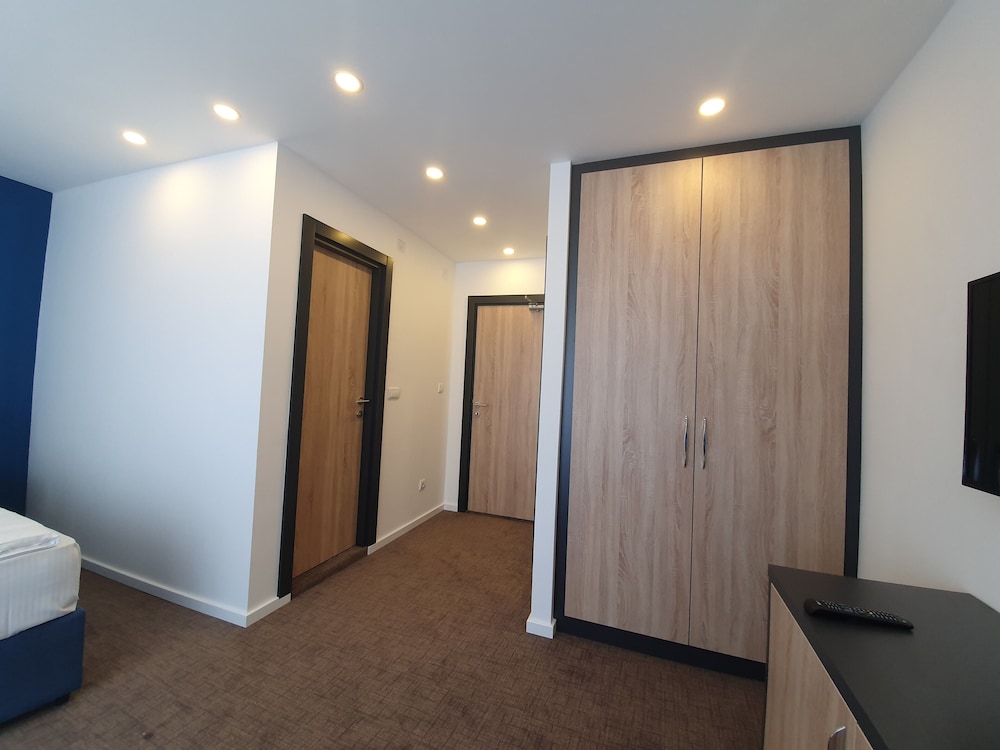 Premium Crown Suites 31/47