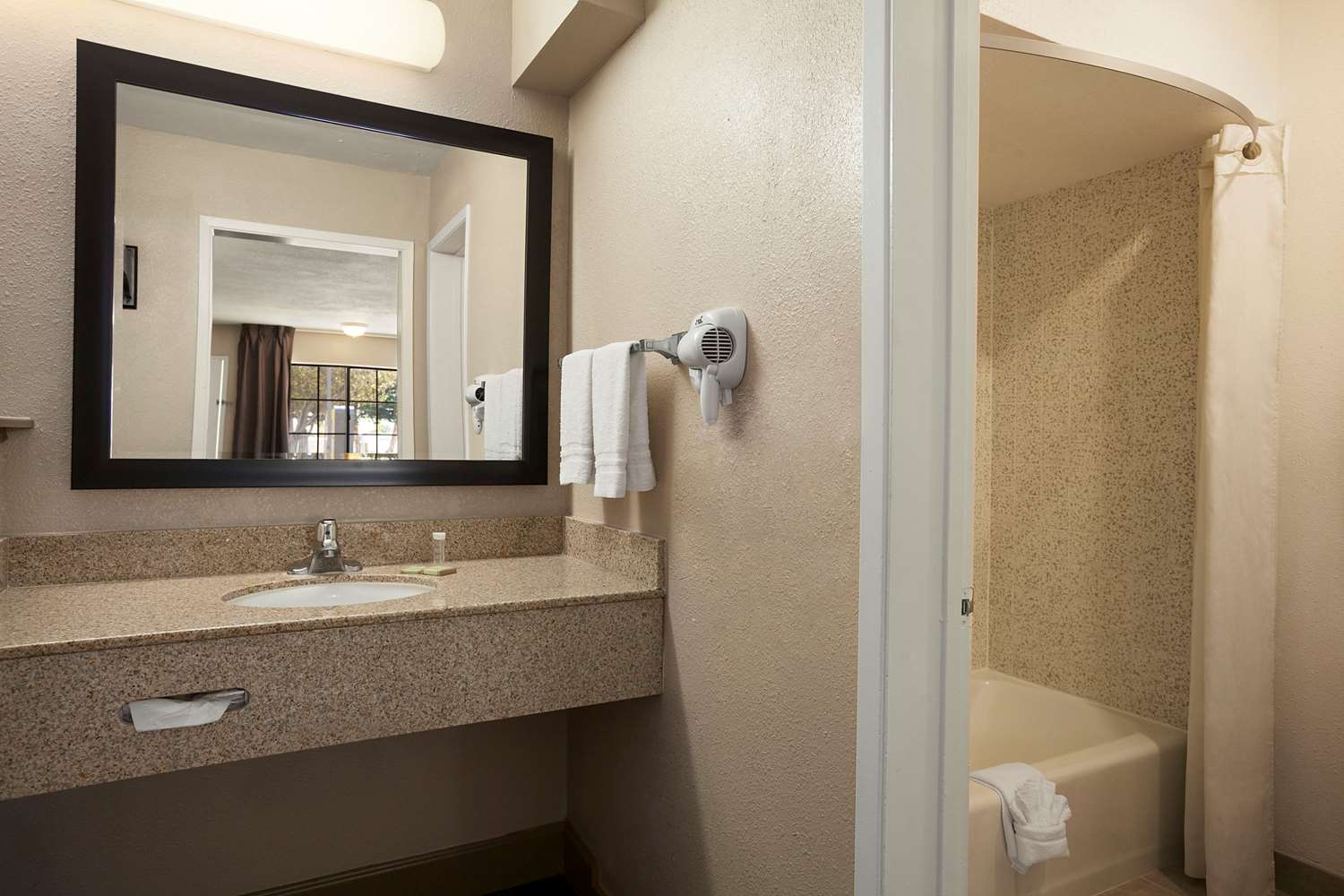 Super 8 by Wyndham Salinas 35/36