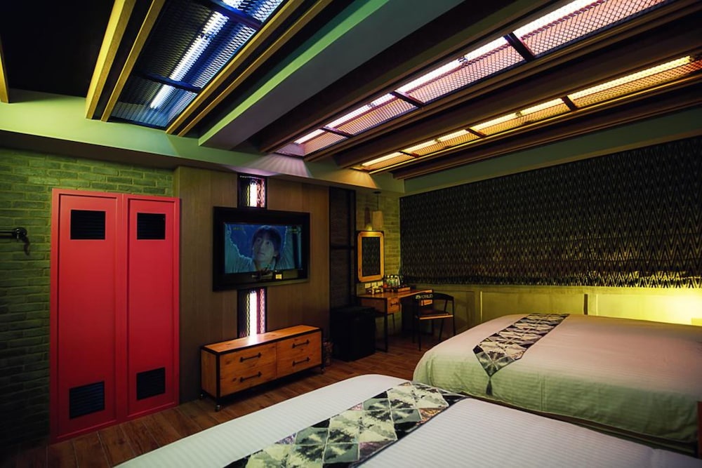 J.T World Funtrip B&B 9/44