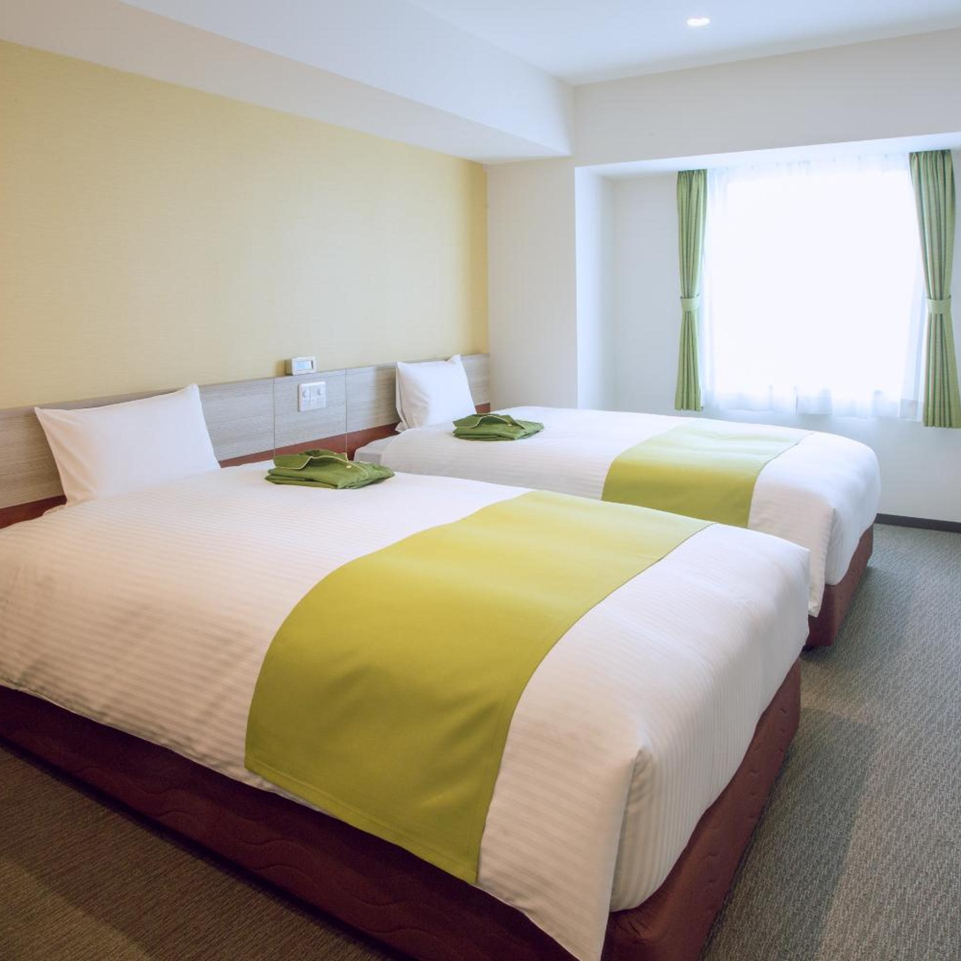ROOM, TWIN BEDS