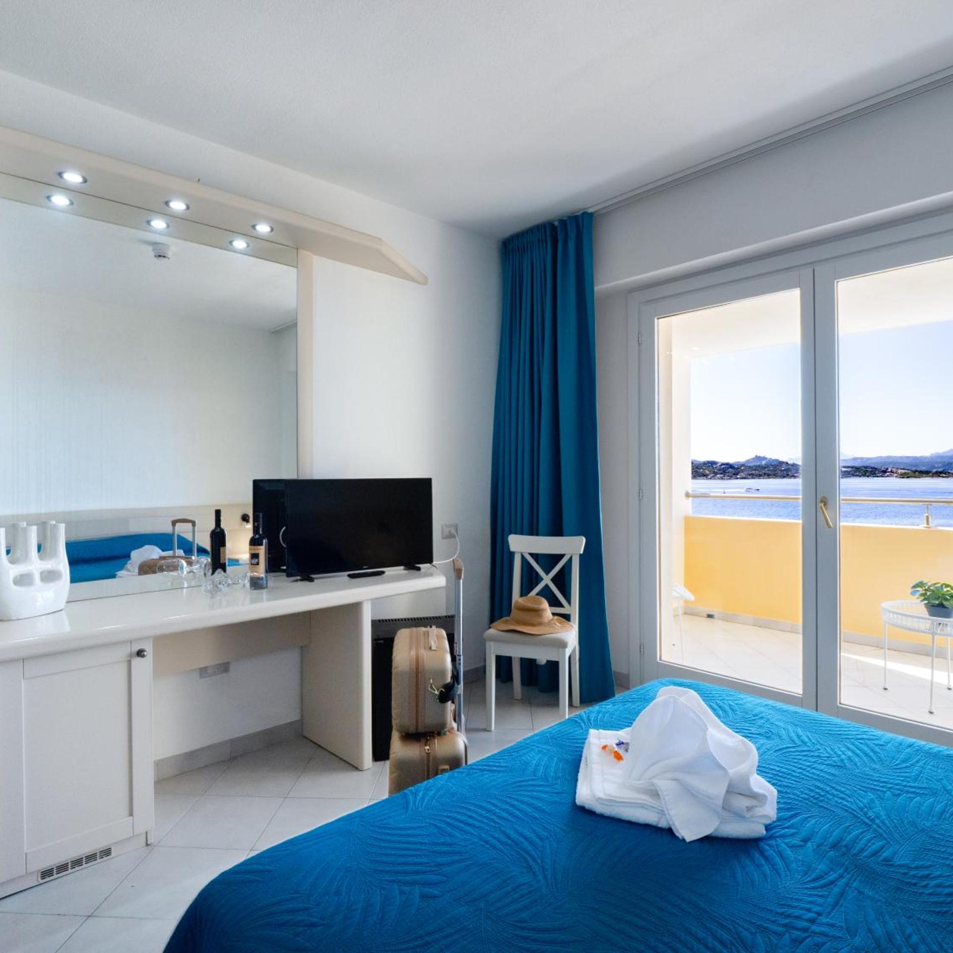Room, Double or Twin Bed, Sea View