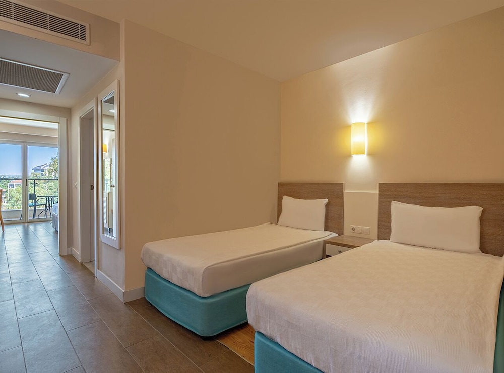 Sunrise Queen Resort 12/50