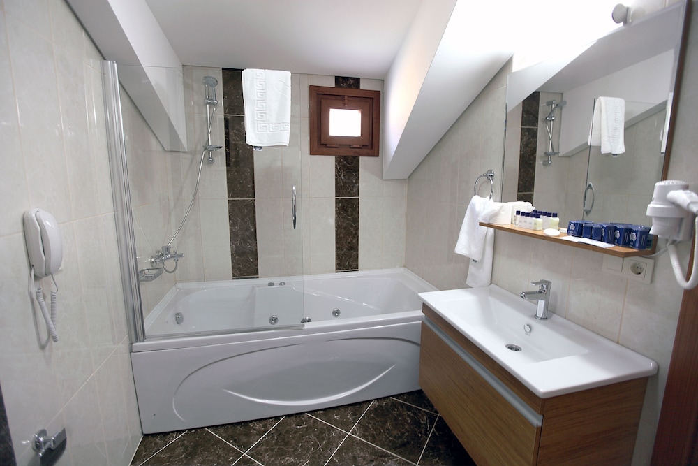 Grand Hotel Avcilar 48/50