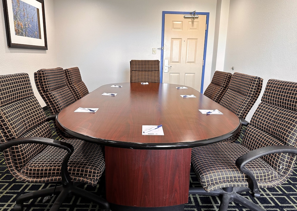 Travelodge By Wyndham Fort Wayne North 22/38