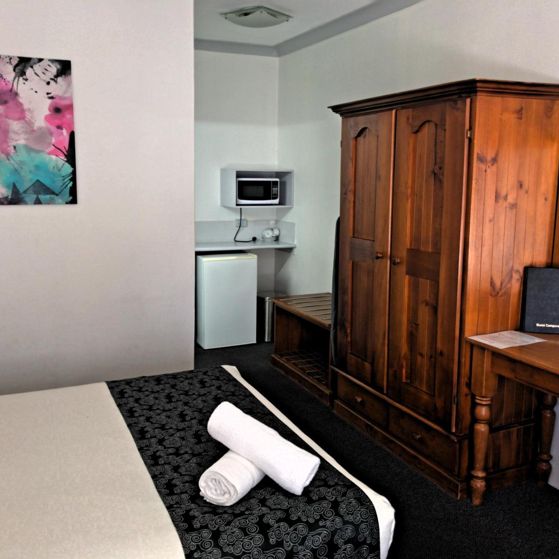 NEW ENGLAND MOTOR INN 32/40