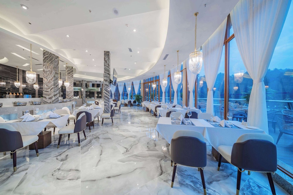 Howard Johnson Lake Serenity Hotel Neijiang 30/46