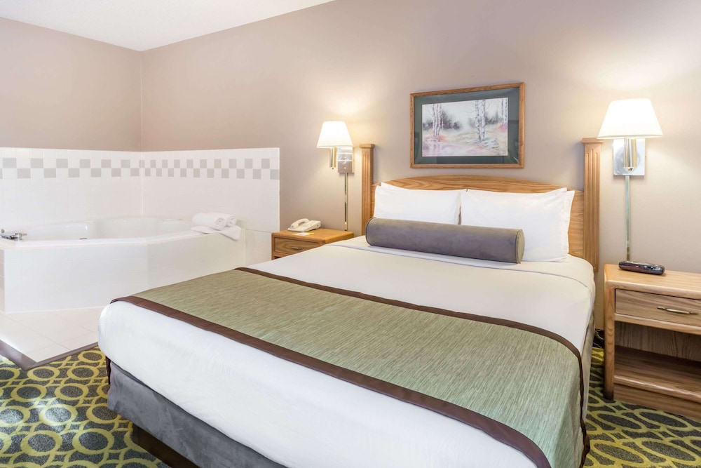 Days Inn & Suites by Wyndham Madison 8/41
