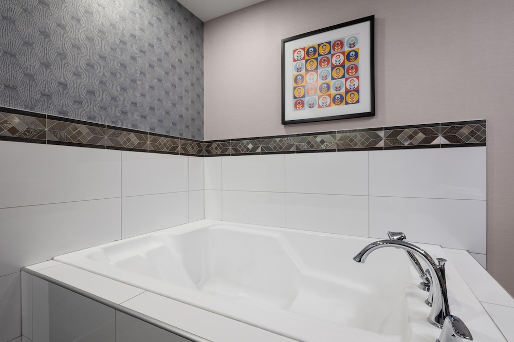 جناح بسرير كينج مع أريكة بحوض جاكوزي بمطبخ، Best Western Premier Executive Residency Medicine Hat 10/10