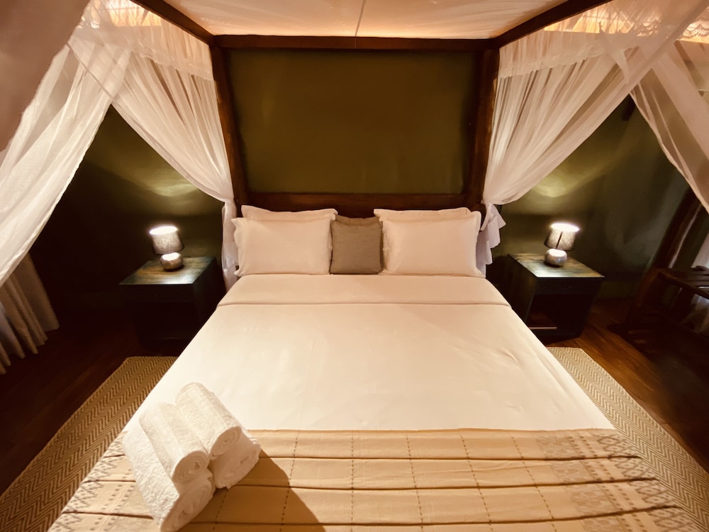 Yala Lake View Cabanas 10/28