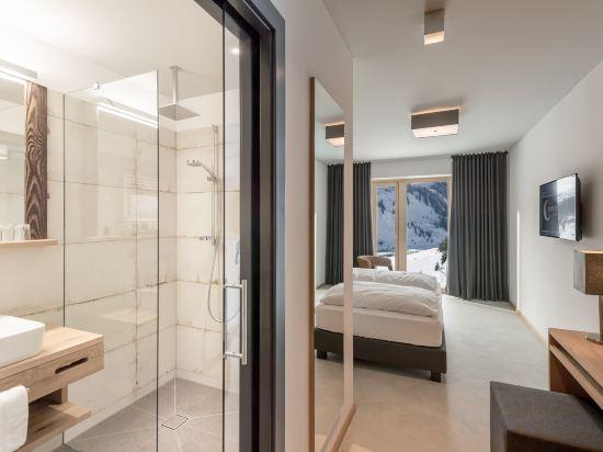 Private, Queen Bed