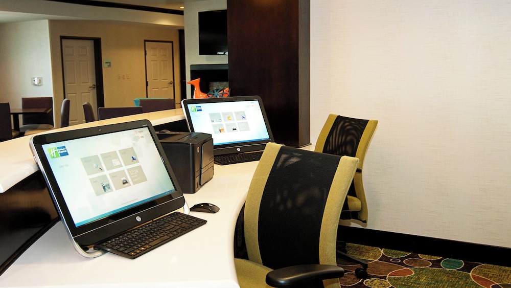 Holiday Inn Express Hotel And Suites Wichita Northeast 25/35