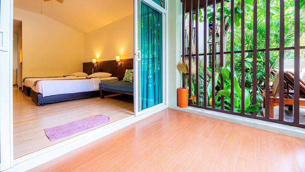 Baan Klang Aow Beach Resort 24/66