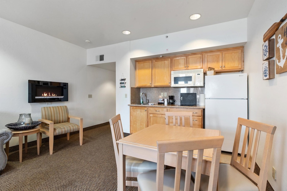 Beach House Inn & Suites 24/50