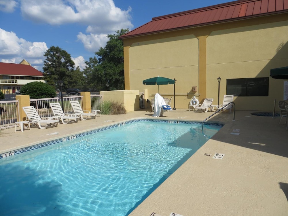 Fairview Inn Suites 46/49