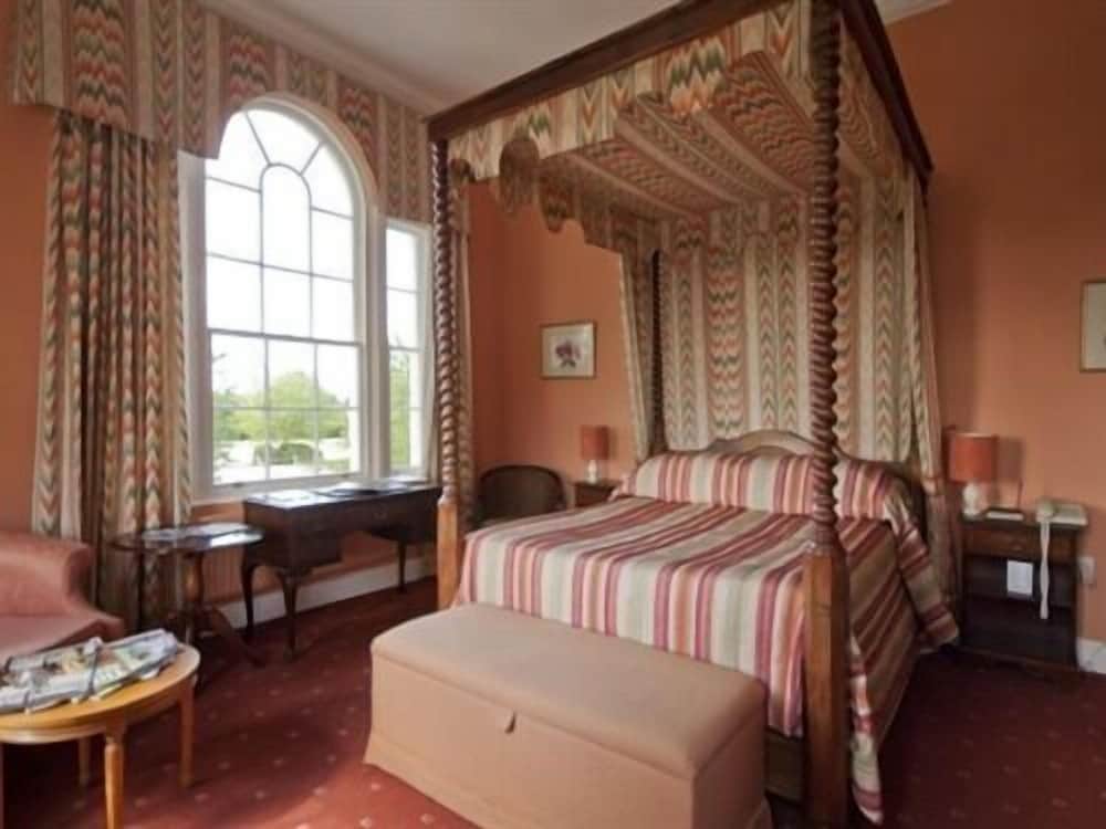 Corse Lawn House Hotel 11/49