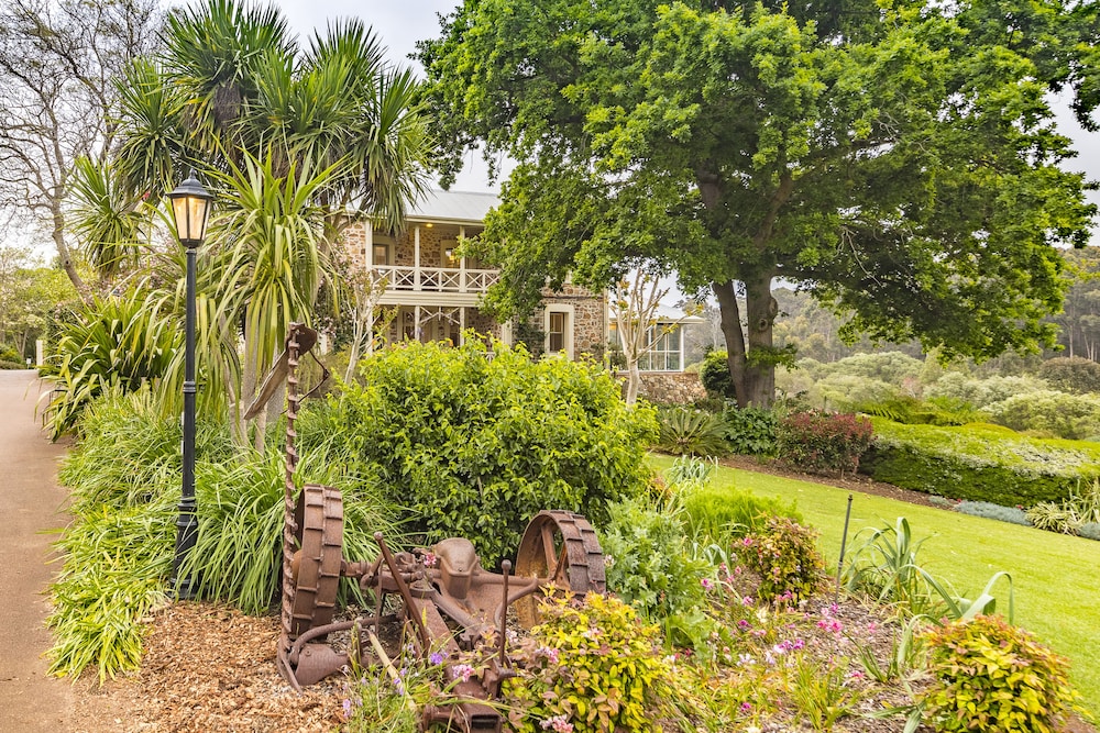 Grand Mercure Basildene Manor 40/46