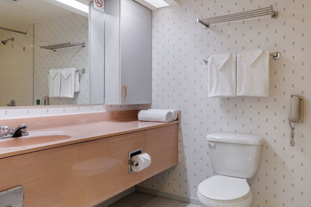 Cartier Place Suite Hotel 61/64