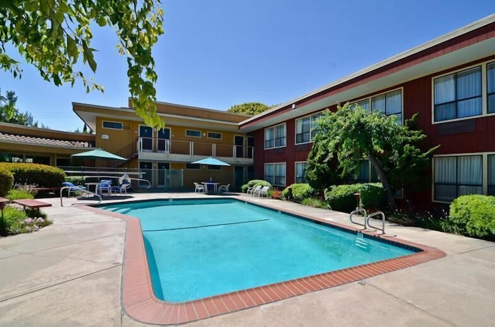 Days Inn by Wyndham Mountain View 88/96