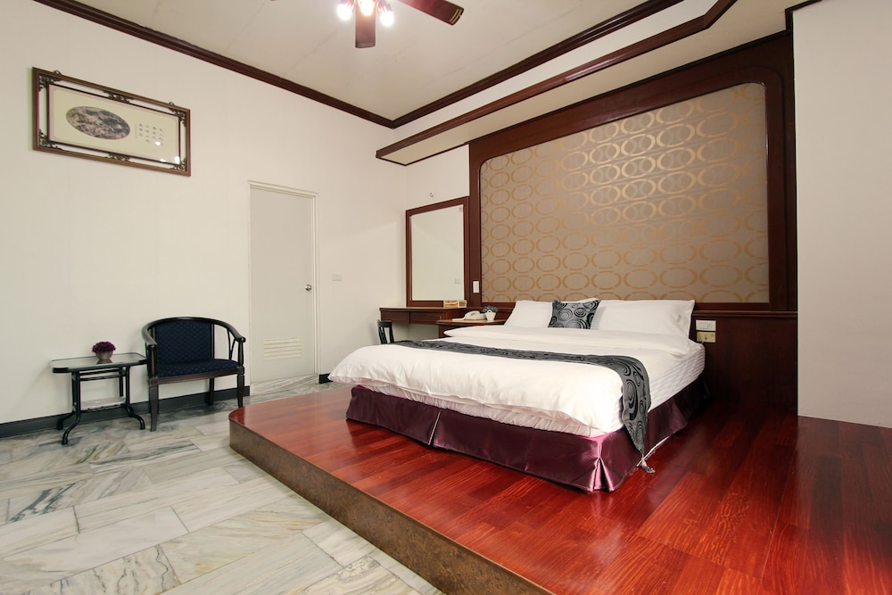 Tau Tau Chu Hotel 47/66