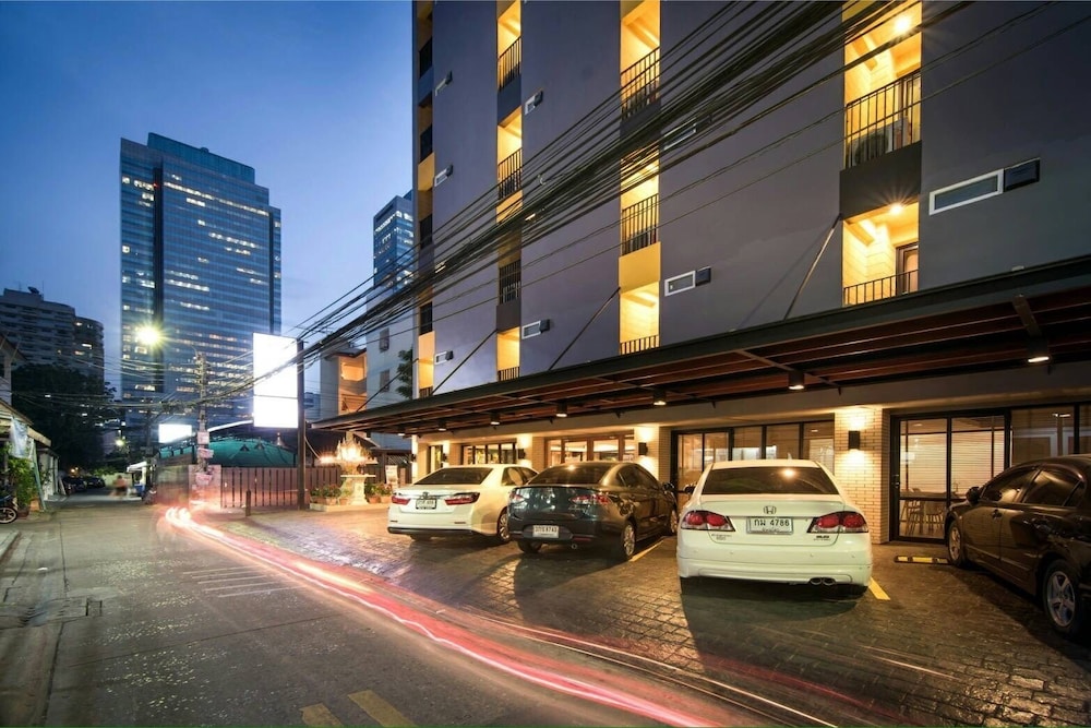 Ratchada Point Hotel 51/57