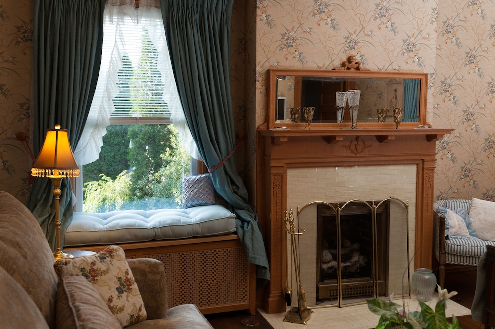 South Broadway Manor Bed and Breakfast 36/72