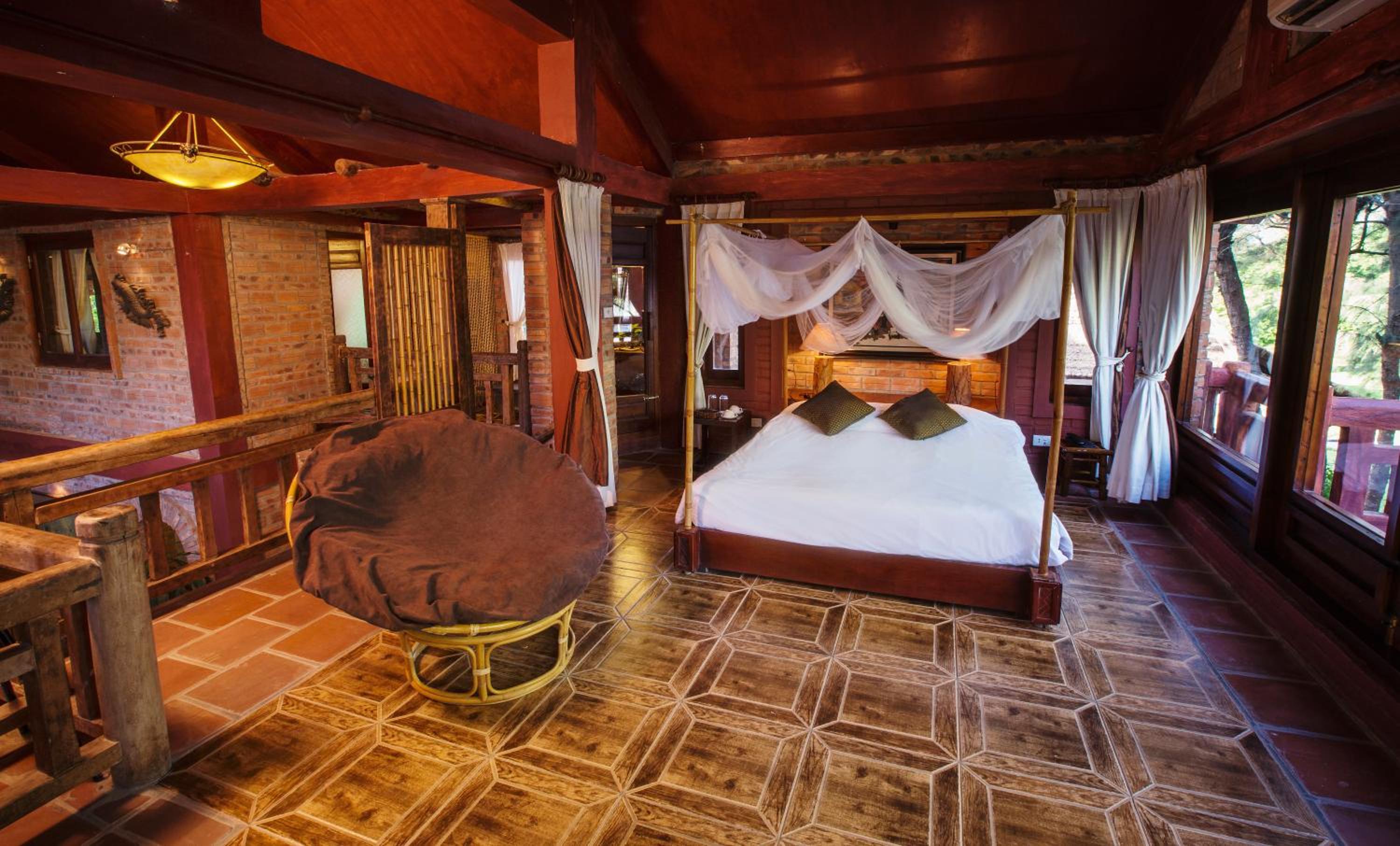 Van Chai, Villa