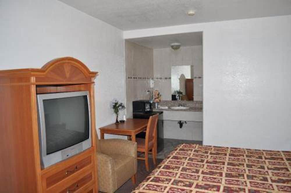 Palace Inn Oxnard 32/43