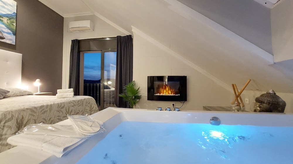 Suite, Queen Bed, Attic