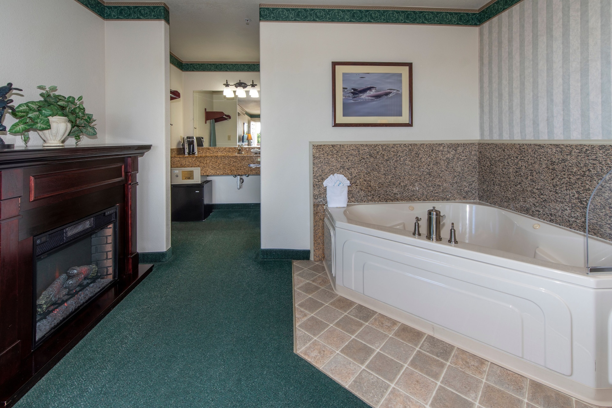Romantic, Suite, King Bed, Jetted Tub, Emerald Dolphin Inn 2/4