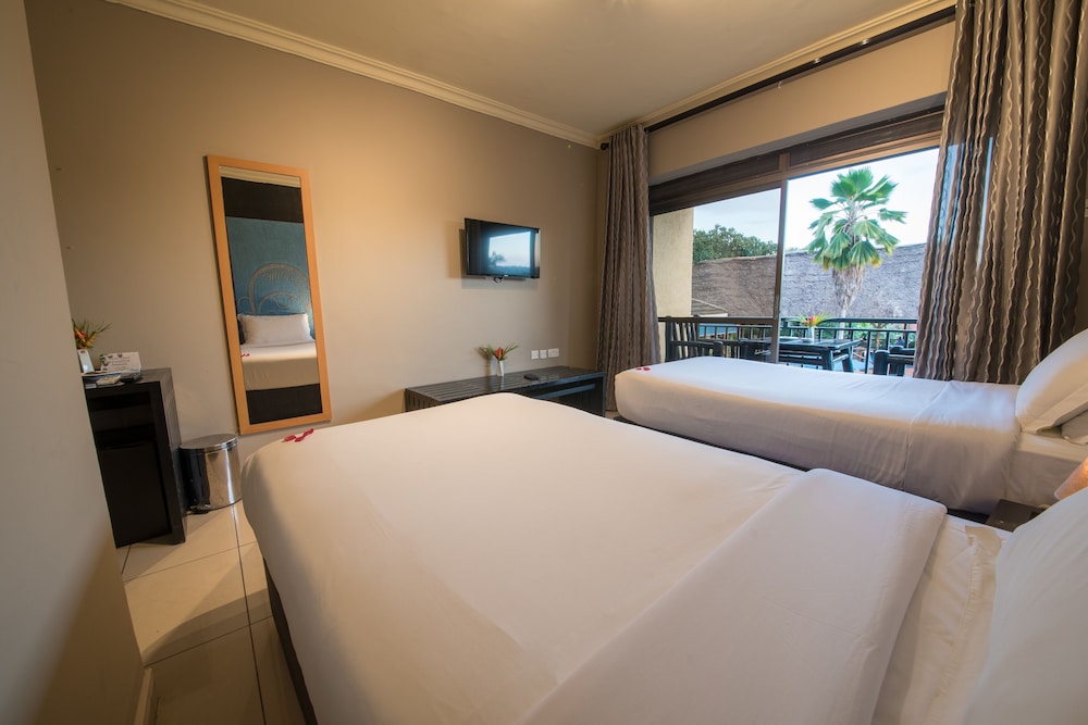 Dolphin Suites 18/63