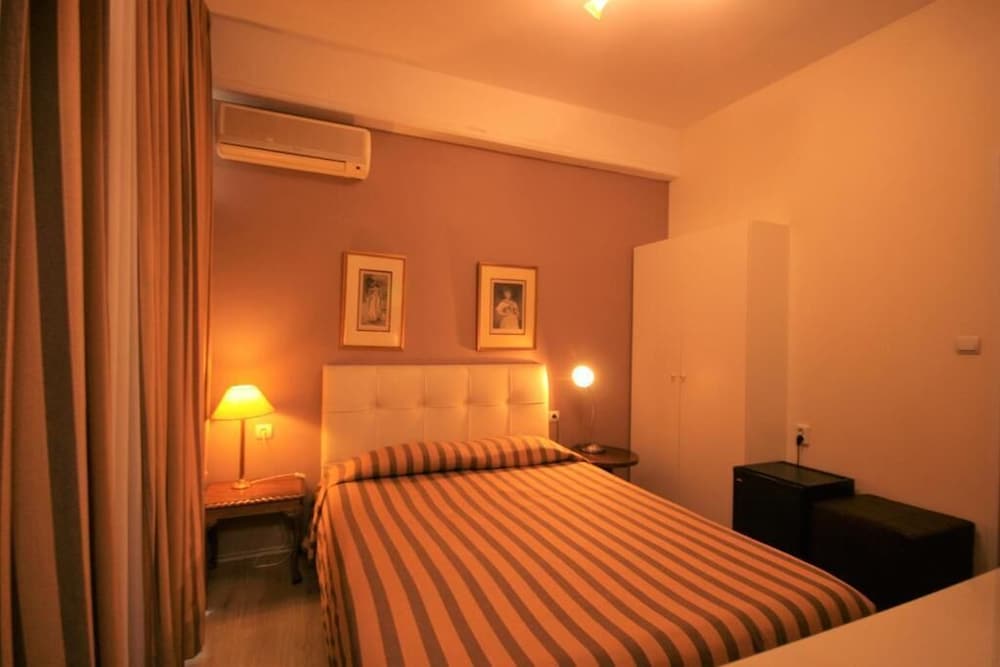Adams Hotel 17/35
