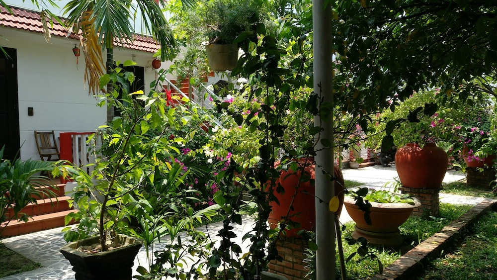 Red House Homestay 68/70