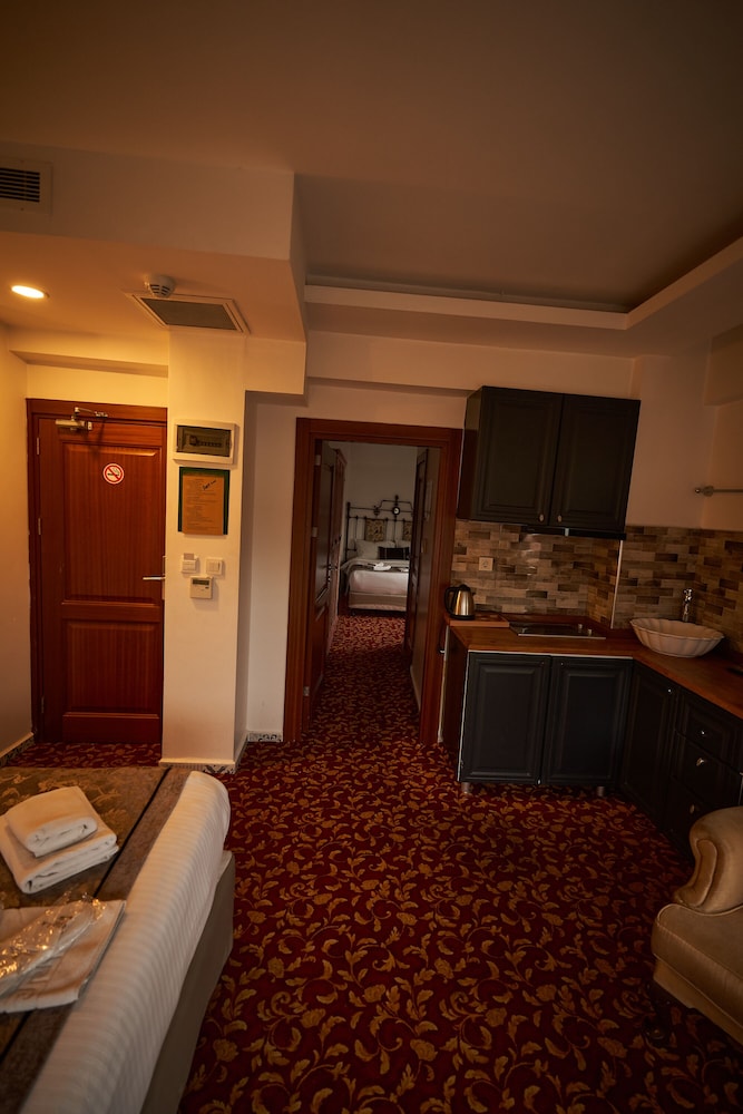 Oriella Hotel 40/40