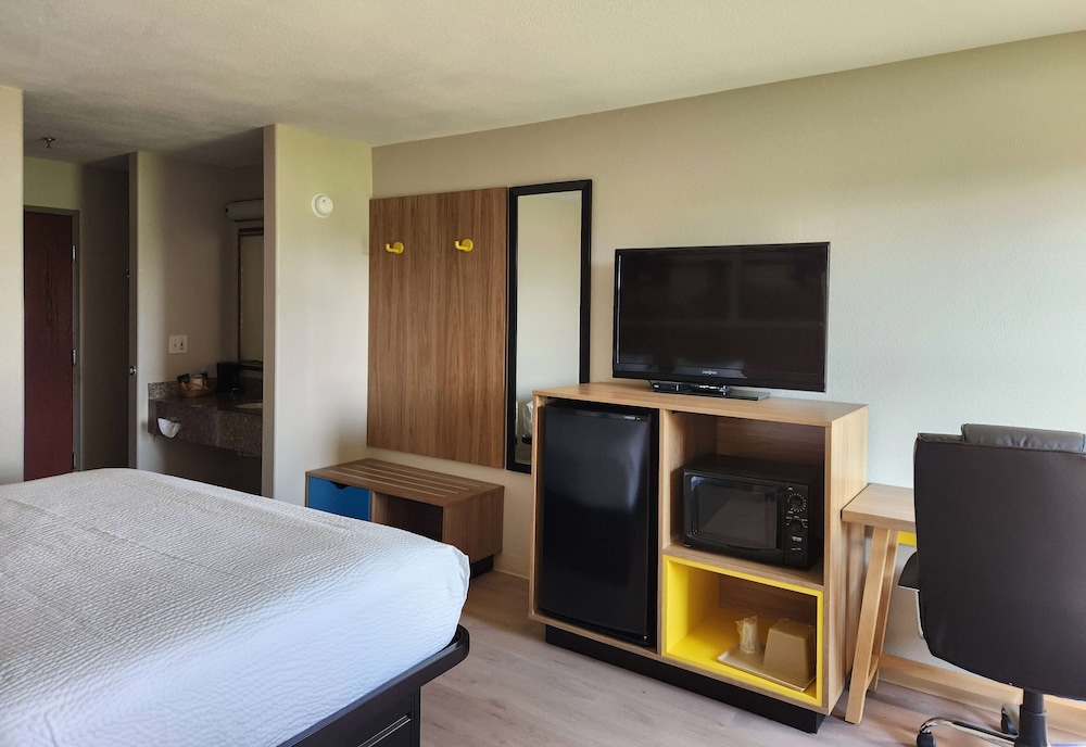 Days Inn by Wyndham Lafayette Scott 8/22