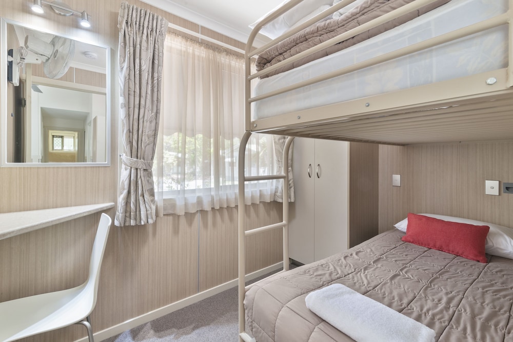 ASHMORE PALMS HOLIDAY VILLAGE 25/78